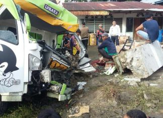 Diduga Sopir Mengantuk, Truk Bermuatan Cabe Hantam Rumah Warga