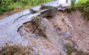 BADAN JALAN TERBAN, HUBUNGAN TANAH DATAR – SOLOK TERANCAM PUTUS