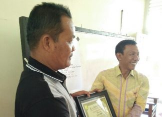 Bantu Bus SDN 11 Aur, Kadis Dikbud Beri Piagam Penghargaan