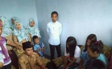 Emak-Emak Swiping, Lima Wanita Diduga Pelayan Warung Esek-Esek Diglandang