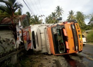 Ban Kendaraan Pecah, Truk Fuso Rebah Kuda dan Hantam Rumah Penduduk