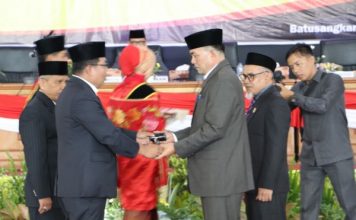 Legislator Baru Dilantik, Anton Yondra Serahkan Palu Kepada Jonnedi