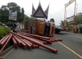 Hilang Kestabilan, Truck Fuso Bermuatan Tiang Listrik Rebah Kuda di Silaing