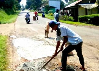 Tak Kunjung Diperbaiki, Warga Rambatan Tambal Jalan Berlobang