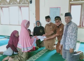 Peduli Sesama Warga, Kadis Dikbud Kunjungi Korban Musibah Tanah Longsor