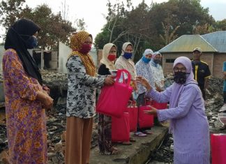 Prihatin Korban Kebakaran, Betti Shadiq Santuni Warga Terkena Musibah