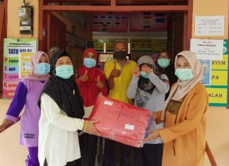 Antisipasi Penyebaran Corona, Betti Shadiq Bagikan APD Kepada Puskesmas dan Chek Point