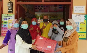 Antisipasi Penyebaran Corona, Betti Shadiq Bagikan APD Kepada Puskesmas dan Chek Point