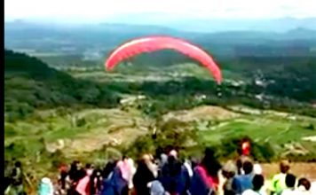 Destinasi Baru Pariwisata Tanah Datar, Atlet Paralayang Uji Nyali di Bukit Godang