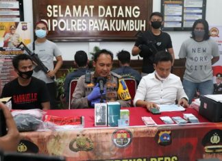 Cetak dan Edarkan Uang Palsu, Dua Tersangka Mendengkam Ditahanan Polisi