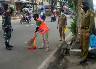 Tak Peduli Protokol Kesehatan, Pelanggar Perda AKB Disanksi Menyapu Jalan