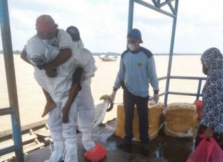 Heroik, Bhabinkamtibmas Gendong Pasien Covid 19 Sebrangi Sungai