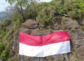 Meriahkan HUT RI Ke 76, Merah Putih Raksasa Berkibar di Gunung Alam Bakung