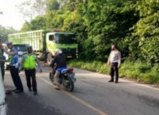 Diduga Sopir Mengantuk Kemudikan Kendaraan, Mobil Bus Tabrak Mobil Tronton