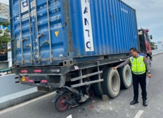 Mogok di Flyover Jalan Protokol, Truk Container Diseruduk Sepeda Motor