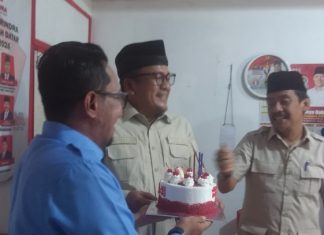 Mendaftar Pilkada di DPC Gerindra, Rony Mulyadi Sambut Eka Putra dengan Kue Ulang Tahun