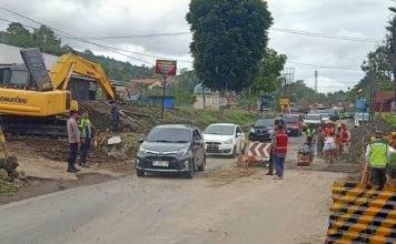Pengerjaan Jalan Belum Tuntas, Petugas Polsek .X Koto Atur Lalu Lintas di Depan Bika Simariana