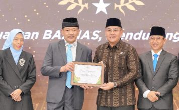 Dukung Zakat Sejahterakan Umat, Wamen Ossy Terima Pemghargaan Baznas Award 2025