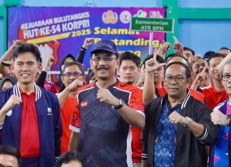 Peringati HUT ke 54 KORPRI, Sekjen ATR/BPN Ikuti Laga Eksibisi Pembukaan Kejuaraan Bulutangkis