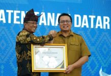 Berkomitmen Memberi Akses Keadilan, Pemkab Tanah Datar Terima Penghargaan dari Menkum RI