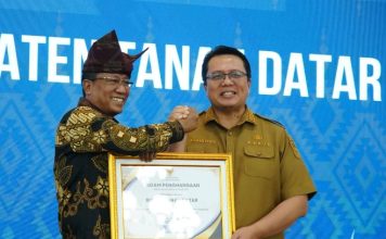Berkomitmen Memberi Akses Keadilan, Pemkab Tanah Datar Terima Penghargaan dari Menkum RI