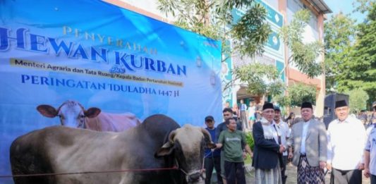 Serahkan Hewan Kurban ke Ponpes Darunnajah, Menteri Nusron: Iduladha Jadi Momentum Mempererat Kebersamaan