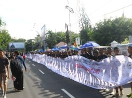 Gelar Aksi Anti Narkoba dan LGBT, Polisi dan Masyarakat Tandatangani Kain Putih 1,5 KM