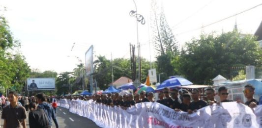 Gelar Aksi Anti Narkoba dan LGBT, Polisi dan Masyarakat Tandatangani Kain Putih 1,5 KM