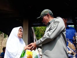 Warga Lubuak Jantan Dapat Musibah Kebakaran, Bupati Eka Putra Serahkan Bantuan