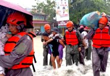 Ratusan Warga Terjebak Banjir di Padang, Brimob dan Aparat Gabungan Lakukan Evakuasi