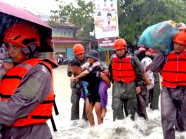 Ratusan Warga Terjebak Banjir di Padang, Brimob dan Aparat Gabungan Lakukan Evakuasi