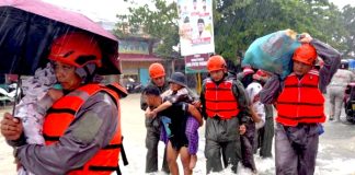 Ratusan Warga Terjebak Banjir di Padang, Brimob dan Aparat Gabungan Lakukan Evakuasi