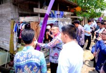 Dukung Penyedian Rumah Layak Huni, Wamen Ossy Dermawan Serahkan Sertipikat kepada MBR