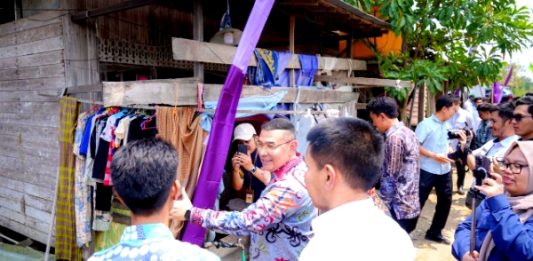 Dukung Penyedian Rumah Layak Huni, Wamen Ossy Dermawan Serahkan Sertipikat kepada MBR
